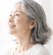 笑顔のシニア女性