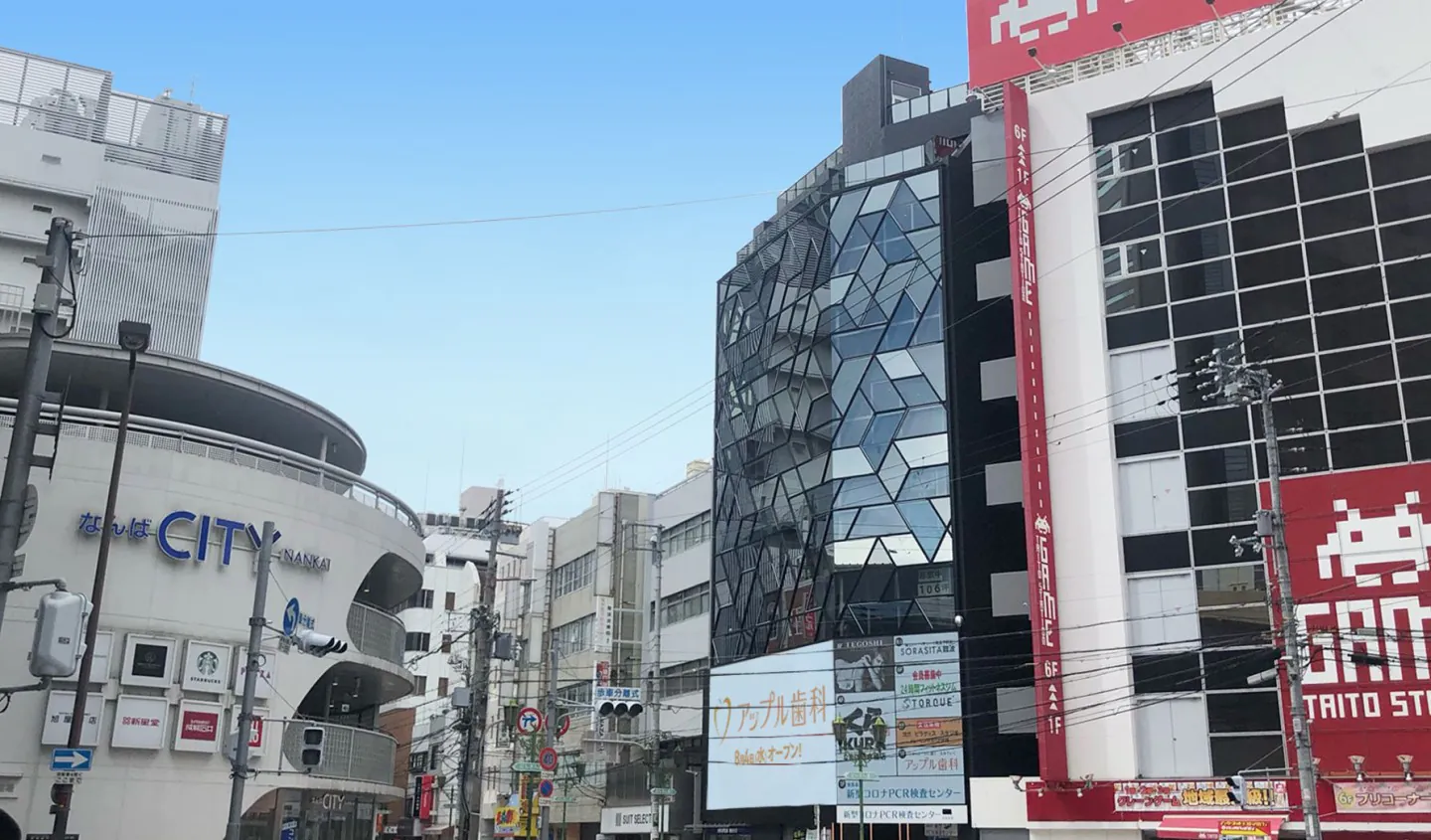 医院が入る建物と周辺の街並み