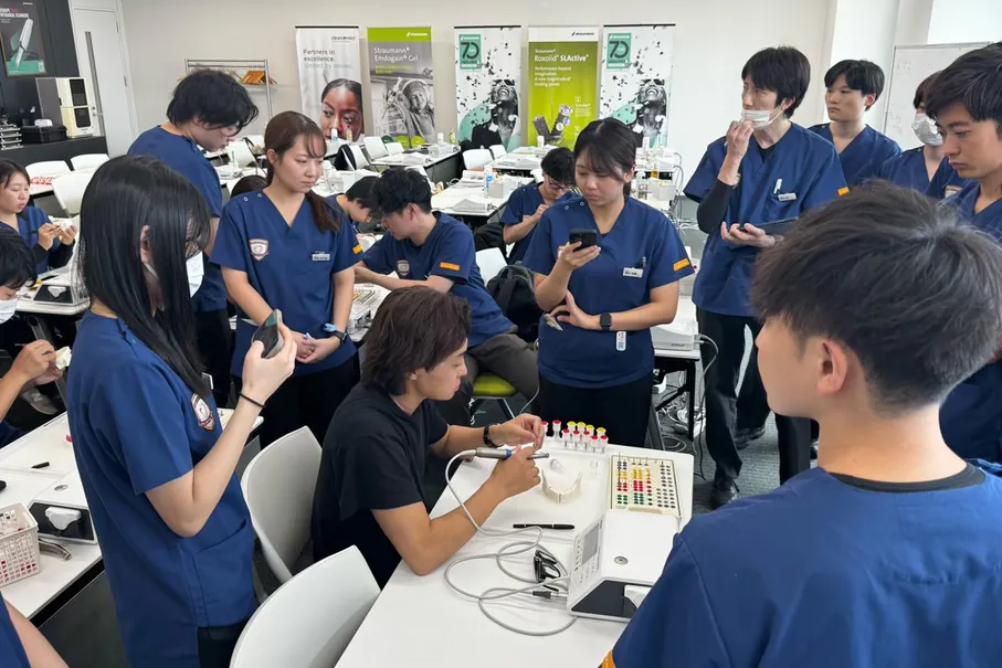 模型を使った手技を大勢で囲んで見ている様子