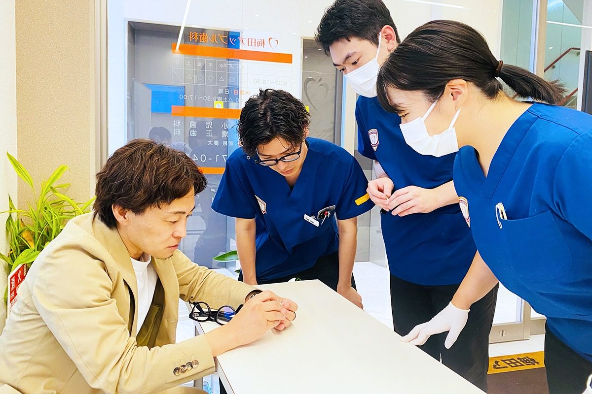 カウンターを囲んで打ち合わせをしている様子