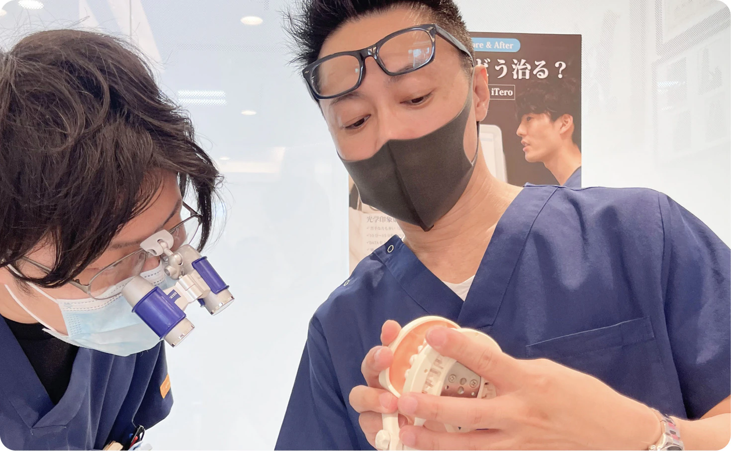 歯の模型を用いて確認を行う歯科医師