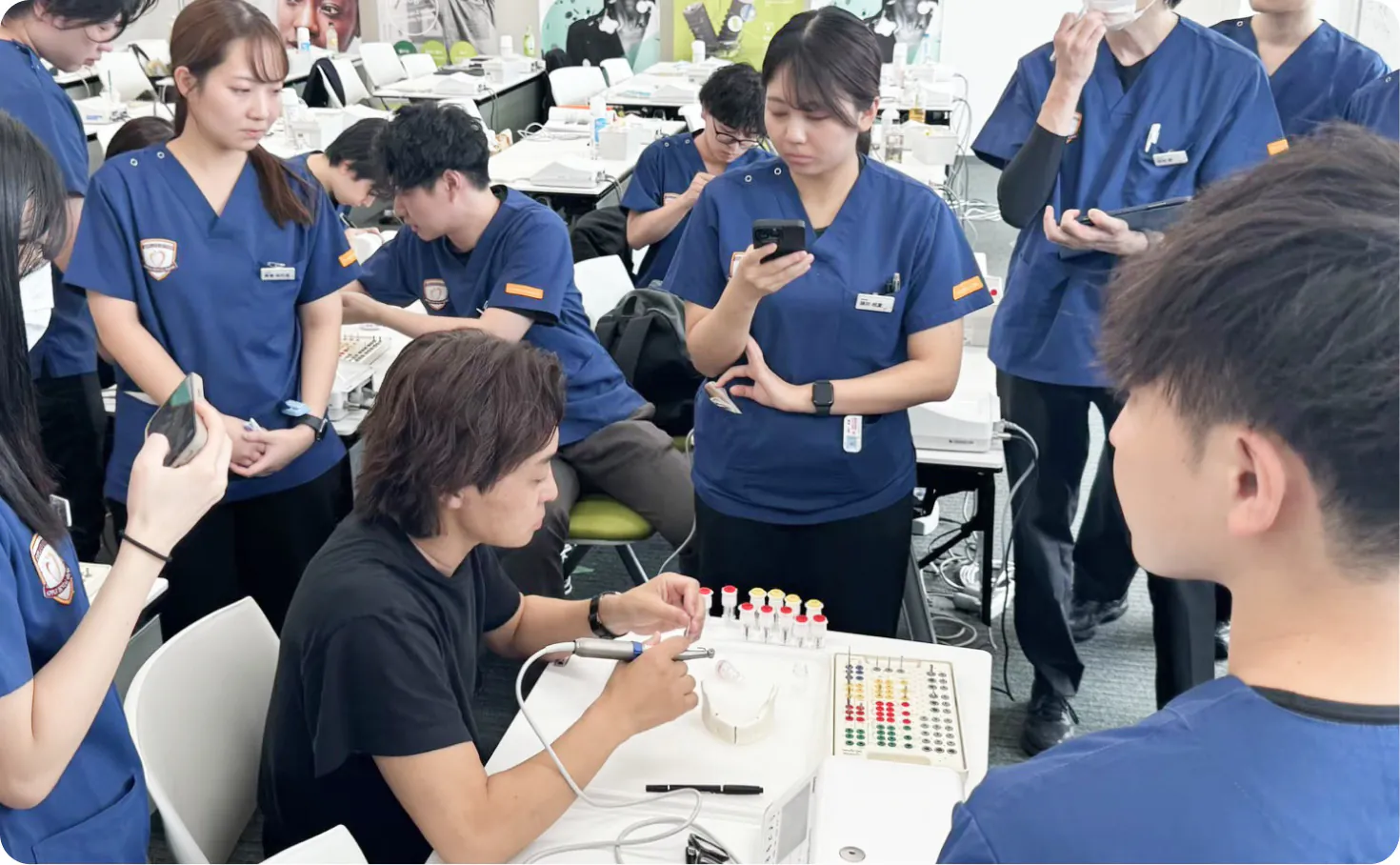 症例検討を行う歯科医師・スタッフ