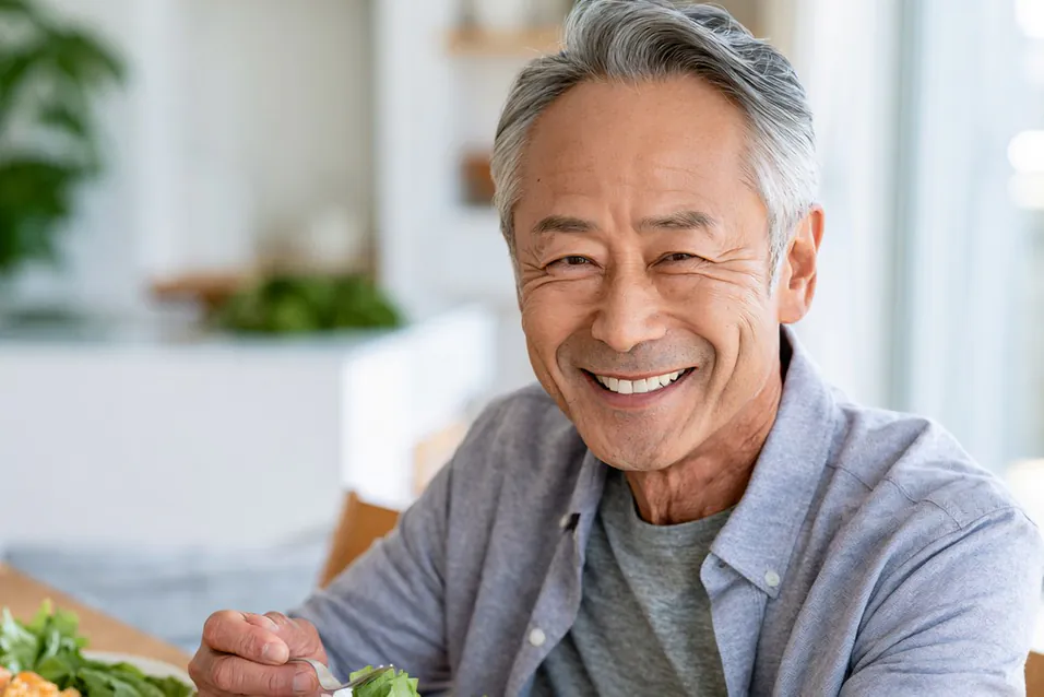 食事を楽しむシニア男性のイメージ