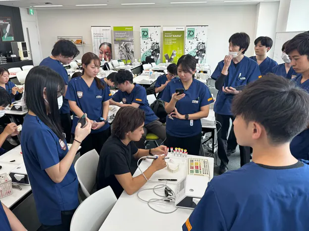 症例検討会で治療計画を確認する歯科医師たち