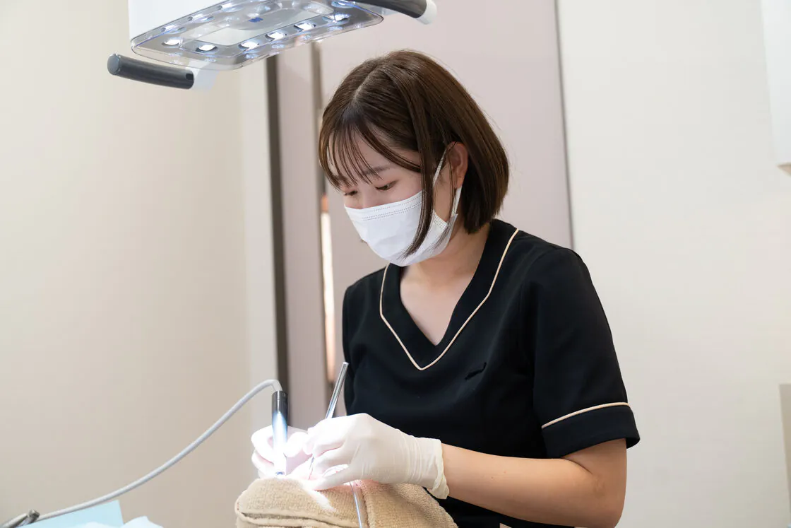 治療後のメンテナンスを行う様子