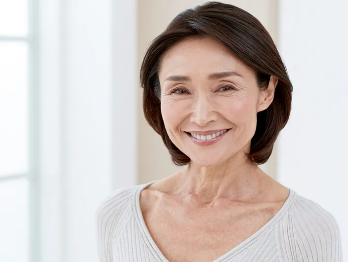 自然な口元で笑う女性のイメージ