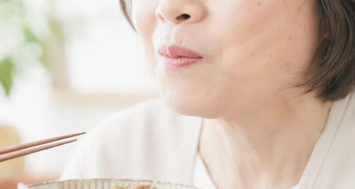食事を楽しむ女性