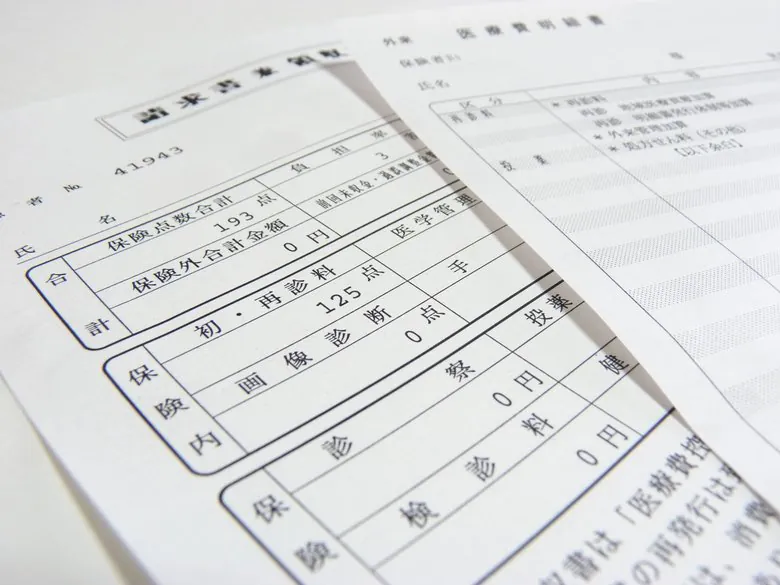 歯科の診療明細書。インプラント治療が自由診療であることを示すイメージ。